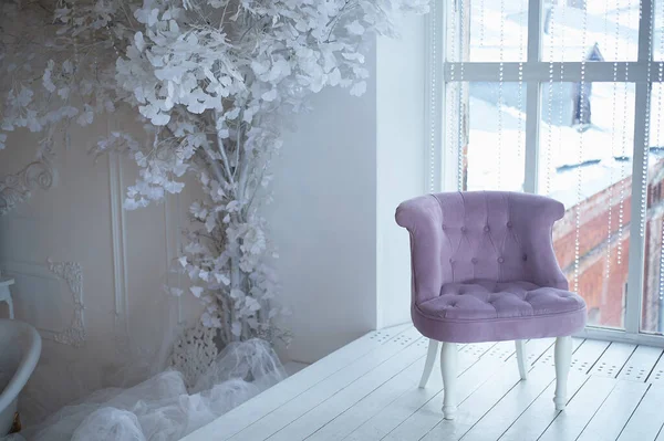Chaise violette, tissu poncé.Intérieur léger, fenêtres sur le sol. Une pièce douce et lumineuse . — Photo