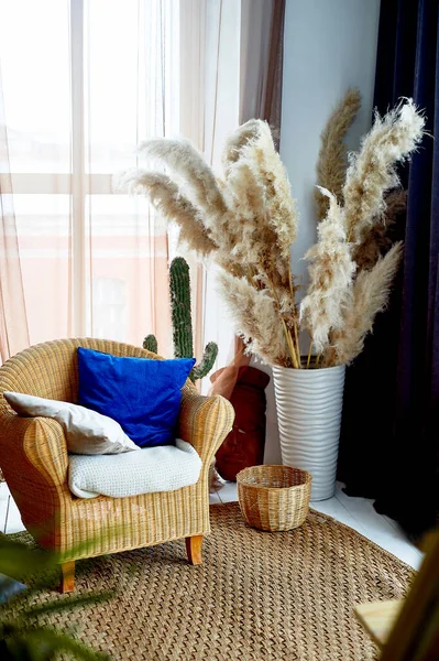 Una silla y una alfombra de ratán. Material natural. Hierba pampeana en un vaso.Eco diseño . — Foto de Stock