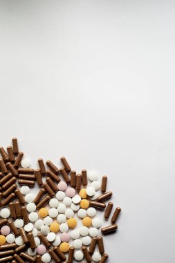 Vitaminler ve takviyeler, bağışıklık sistemi için beslenme takviyeleri. Beslenme takviyesi. Beyaz arka plan..