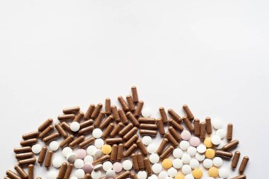 Vitaminler ve takviyeler, bağışıklık sistemi için beslenme takviyeleri. Beslenme takviyesi. Beyaz arka plan..