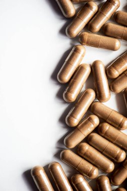 Doku. Sağlık ve bağışıklık için besin takviyeleri. Vitamin ve takviyeler. Beyaz arka planda. Metin için boşluk