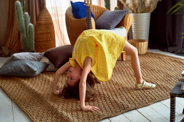 Маленькая очаровательная 6-летняя девочка дома занимается спортом. . — стоковое фото