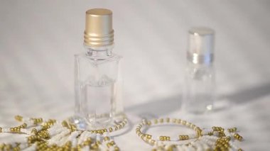 Bardak şişesinde yağlı parfüm. Romaterapi. Güneş ışığı ve güneş ışığı..