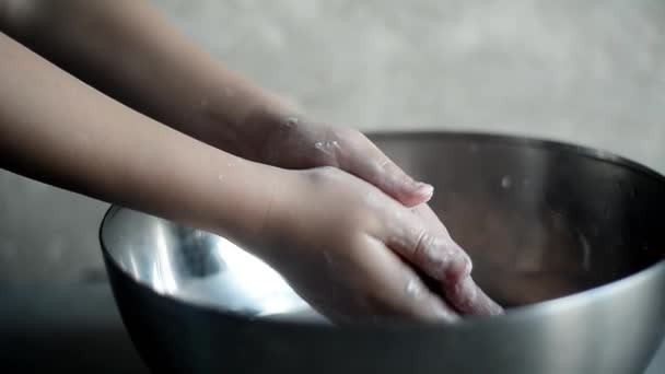 Criança lava as mãos, proteção antibacteriana. Iluminação noturna, luz quente . — Vídeo de Stock