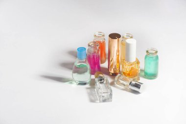 Kadın aksesuarları. Parfüm, oje, tırnak eti, yağ ve ruj. Kozmetik ve parfümler. Estetik, metin yeri, beyaz arkaplan..