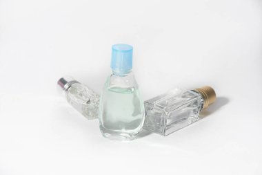 Beyaz arka planda parfüm ve aromatik yağlar. Parfümler ve parfümler