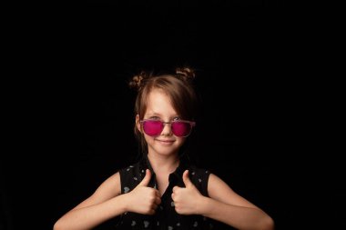 6 yaşında, siyah bir geçmişi olan bir kız. Jest dersi nasıl gidiyor, her şey yoluna girecek. Parmaklar yukarı..