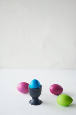 Arka planda çok renkli yumurtalar var. Diyet, protein, protein. Paskalya için hazırlanılıyor.