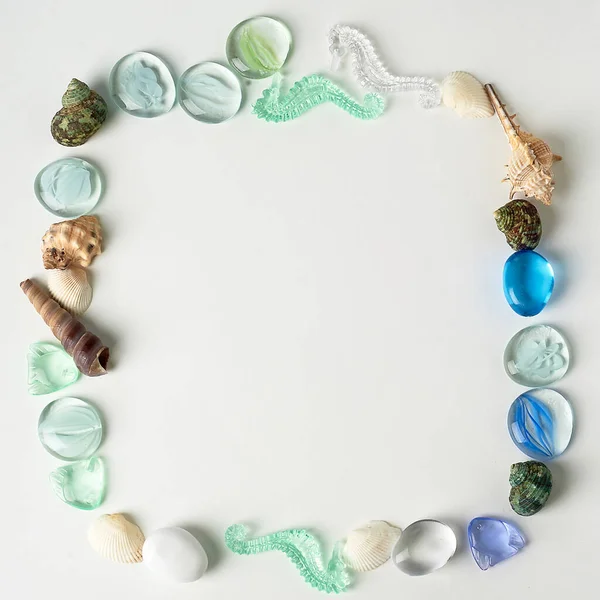 The layout of sea shells, the artwork from the sea.Little things to remember your vacation. The form of a square. An empty space in the middle. — Stock Photo, Image