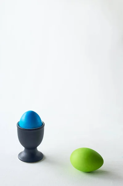 Βαμμένα πολύχρωμα αυγά πάνω σε ανοιχτόχρωμο φόντο.Δίαιτα, πρωτεΐνη, πρωτεΐνη. Προετοιμασία για το Πάσχα. — Φωτογραφία Αρχείου