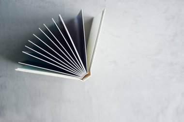 Gri beton arka planda sert deri kapaklı fotoobook. Fotoğraf çekmek ve saklamak. Pahalı bir ciltte bir düğün albümü ya da kitap..