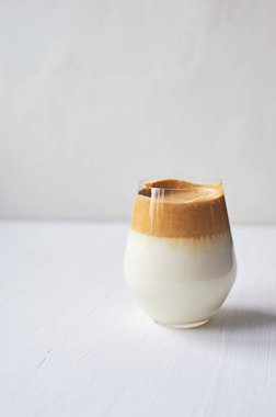 Soğuk Dalgon sütlü soğuk kahve kreması. Moda. Beyaz arka planda şeffaf bir camda.