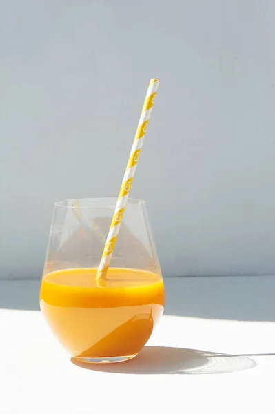 Sumo fresco de tangerina com um tubo de papel. Uma bebida de espinheiro. Refrigeração verão bebido laranja . — Fotografia de Stock
