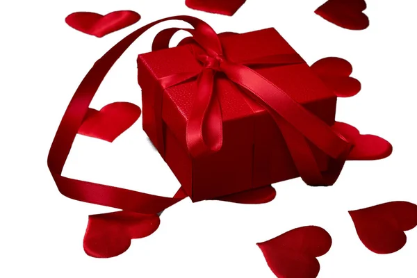 Saint Valentin, une déclaration d'amour. Boîte rouge avec un cadeau à votre bien-aimé. isolé — Photo