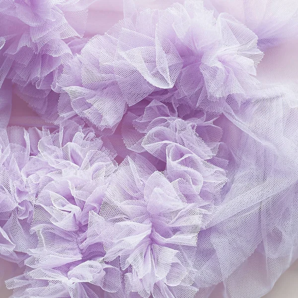 Konsistensen av en delikat lila tyg.Klänning för prinsessan. — Stockfoto