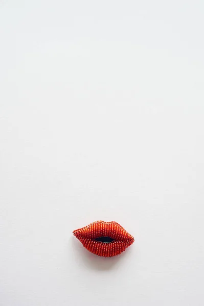 Lábios feitos de bissen sobre um fundo branco. Minimalismo. Handmade. Abstração — Fotografia de Stock