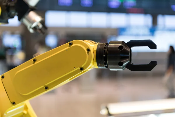 Bulanık bir arka plan üzerinde sarı bir robot kol
