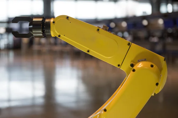 Bulanık bir arka plan üzerinde sarı robot kol