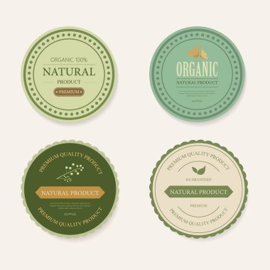 doğal etiket ve organik etiket altın kahverengi renk kümesi. Vintage etiketleri ve rozetleri tasarım.