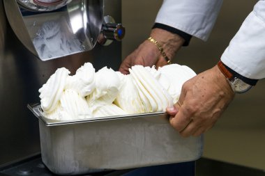 İnsan eli çelik konteyner vanilya lezzet dondurma makineden dolu tutun