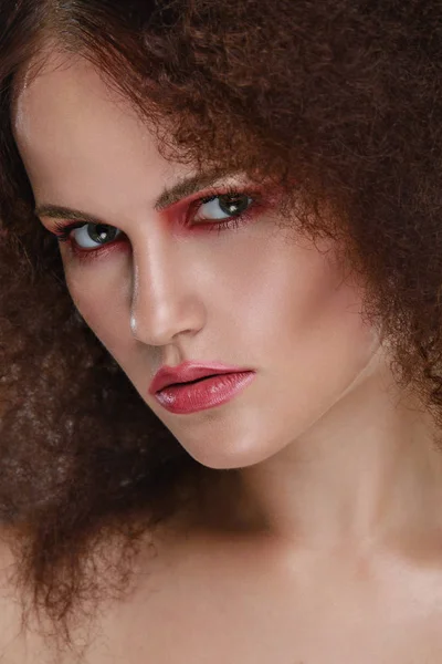 Schoonheid close-up portret van de jonge Kaukasische meisje. Vrouw kijken naar camera. Prachtige fashion luxe make-up. — Stockfoto