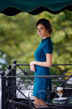 Kahve içmek için klasik zarif elbise sicilini yaz kafe gidiş terasında güzel kız.