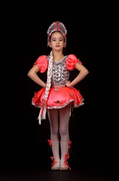 可爱的小女孩，穿着黑色的背景上孤立的本机俄罗斯服装。她跳舞. — 图库照片