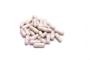 Beyaz arka planda izole beyaz haplar.