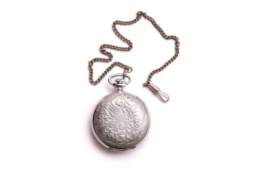 Beyaz arka plan üzerinde izole vintage gümüş kolye.