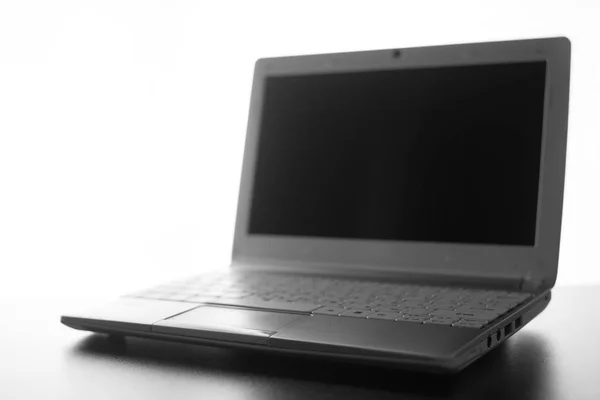 Kompakte weiße Laptop-Silhouette auf weißem Hintergrund. — Stockfoto