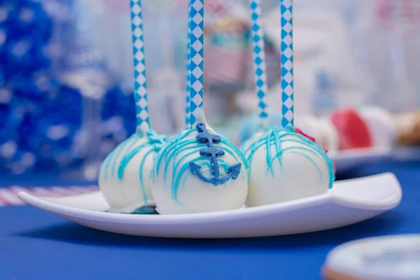 可口的蛋糕与蓝色锚躺在盘子上一套。结论 — 图库照片