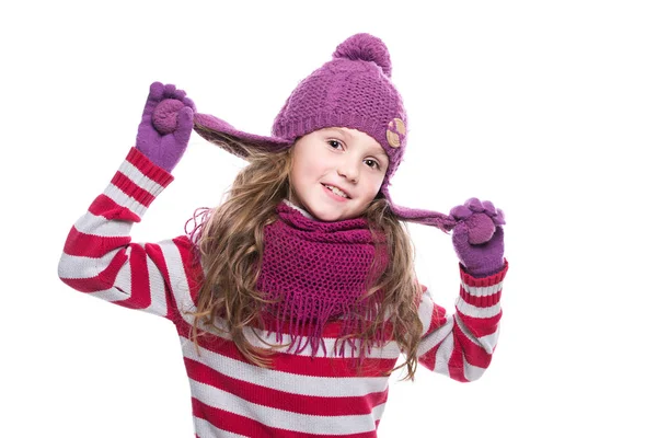 Χαριτωμένο μικρό γελαστό κοριτσάκι φοράει μωβ πλεκτό κασκόλ, καπέλο και γάντια που απομονώνονται σε λευκό φόντο. Χειμωνιάτικα Ρούχα. — Φωτογραφία Αρχείου