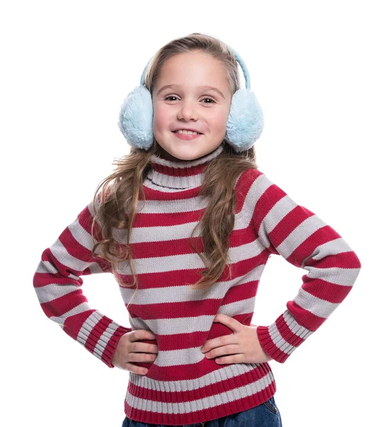 Linda menina sorridente vestindo suéter listrado colorido e cobertura para a cabeça isolado no fundo branco. Roupas de inverno . — Fotografia de Stock