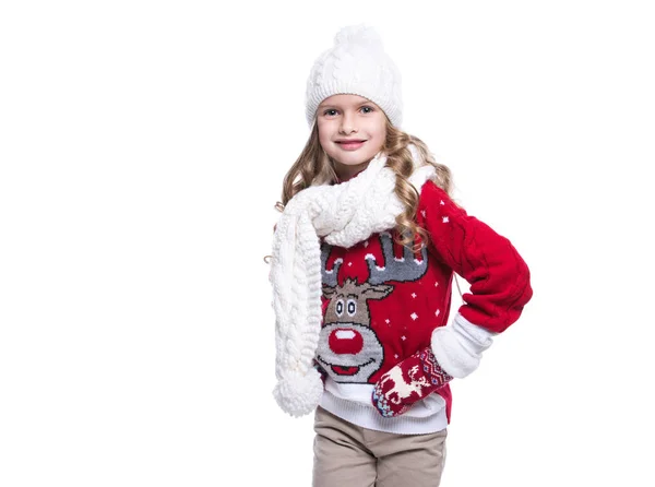 Menina sorridente bonito com penteado encaracolado vestindo camisola de malha, cachecol, chapéu e luvas isoladas no fundo branco. Roupas de inverno . — Fotografia de Stock