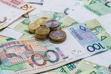 Yeni Beyaz Rusya parası. Bozuk para ve banknotlar. Finans kavramı.