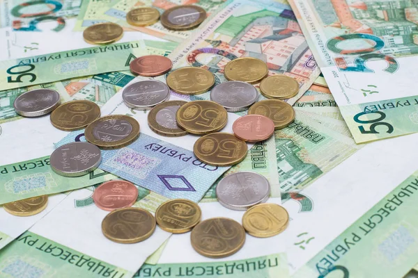 Neues weißrussisches Geld. Münzen und Scheine. Finanzierungskonzept. — Stockfoto