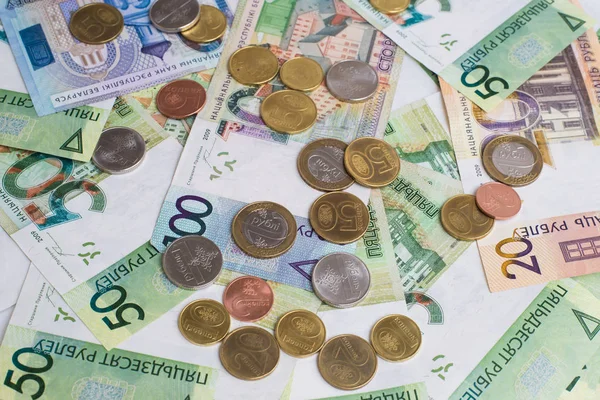 Yeni Beyaz Rusya parası. Bozuk para ve banknotlar. Finans kavramı.