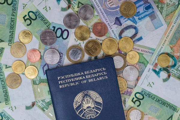 新的白俄罗斯钱和护照。纸币和硬币。金融概念. — 图库照片