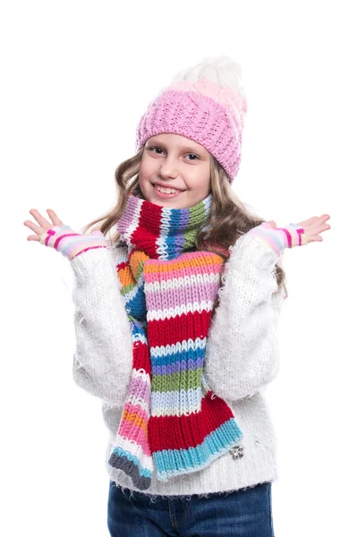 Χαμογελώντας χαριτωμένο μικρό κορίτσι που φοράει πλεκτό πουλόβερ και πολύχρωμο κασκόλ, καπέλο, γάντια που απομονώνονται σε λευκό φόντο. Χειμωνιάτικα Ρούχα. — Φωτογραφία Αρχείου