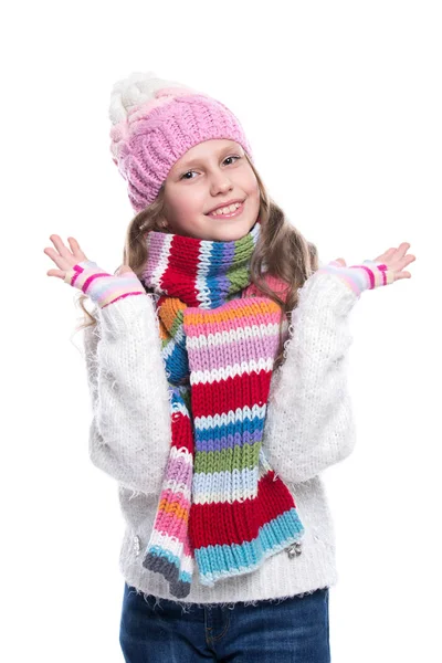 Sorrindo menina bonito vestindo camisola de malha e cachecol colorido, chapéu, luvas isoladas no fundo branco. Roupas de inverno . — Fotografia de Stock
