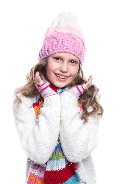 笑顔を着てかわいい女の子ニット セーターとカラフルなスカーフ、帽子、白い背景で隔離のミトン。冬の服. — ストック写真