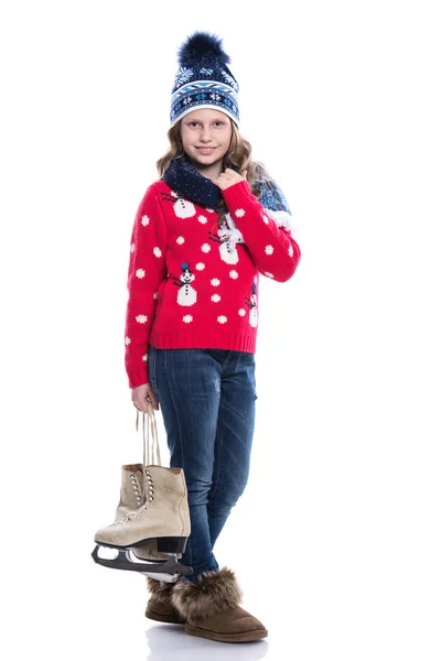 Menina muito sorridente com penteado encaracolado vestindo camisola de malha, cachecol e chapéu com patins isolados no fundo branco. Roupas de inverno e conceito de esporte . — Fotografia de Stock