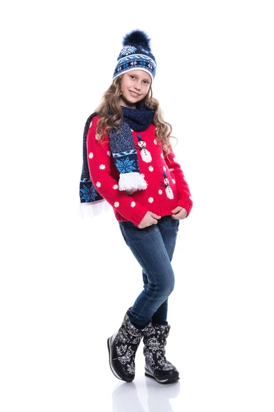 Menina muito sorridente com penteado encaracolado vestindo camisola de malha, cachecol e chapéu com patins isolados no fundo branco. Roupas de inverno e conceito de esporte . — Fotografia de Stock