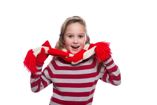 Ładna Wesoła dziewczynka noszenie paski z dzianiny, sweter, szalik i rękawiczki na białym tle. Zimowe ubrania. — Zdjęcie stockowe