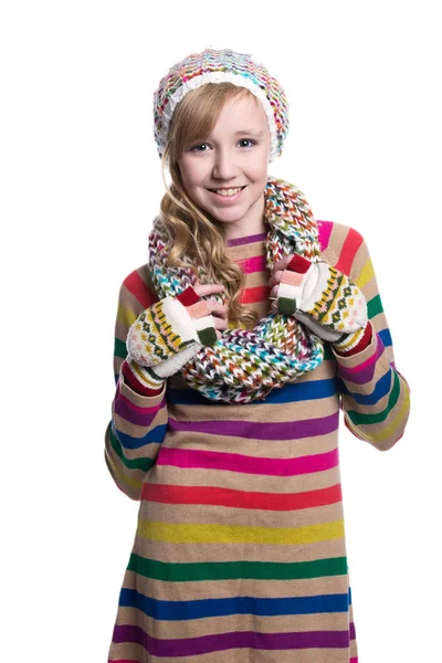 Menina adolescente alegre bonito vestindo suéter listrado colorido, cachecol, luvas e chapéu isolado no fundo branco. Roupas de inverno. Imagem composta . — Fotografia de Stock
