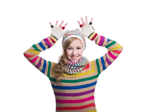 Menina adolescente alegre bonito vestindo suéter listrado colorido, cachecol, luvas e chapéu isolado no fundo branco. Roupas de inverno. Imagem composta . — Fotografia de Stock