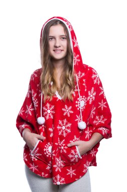 Stüdyoda poz güzel neşeli genç kız. Kırmızı kış kar taneleri ile kapüşonlu. Beyaz arka plan üzerinde izole. Kış giysileri.
