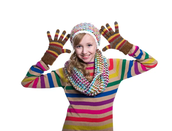 カラフルなストライプのセーター、スカーフ、手袋、白い背景で隔離の帽子を身に着けているかわいい陽気な十代女の子。冬の服. — ストック写真