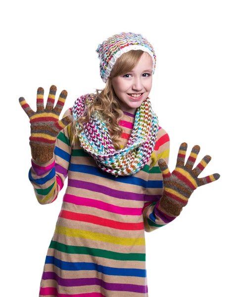 Menina adolescente alegre bonito vestindo suéter listrado colorido, cachecol, luvas e chapéu isolado no fundo branco. Roupas de inverno . — Fotografia de Stock