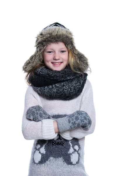 Feliz menino bonito posando no estúdio. Vestindo roupas de inverno. Camisola de lã de malha e luvas. Retalhos de orelha boné de pele. Isolado sobre fundo branco . — Fotografia de Stock